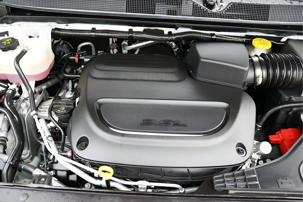 Used 2025 White Chrysler Limited image 9