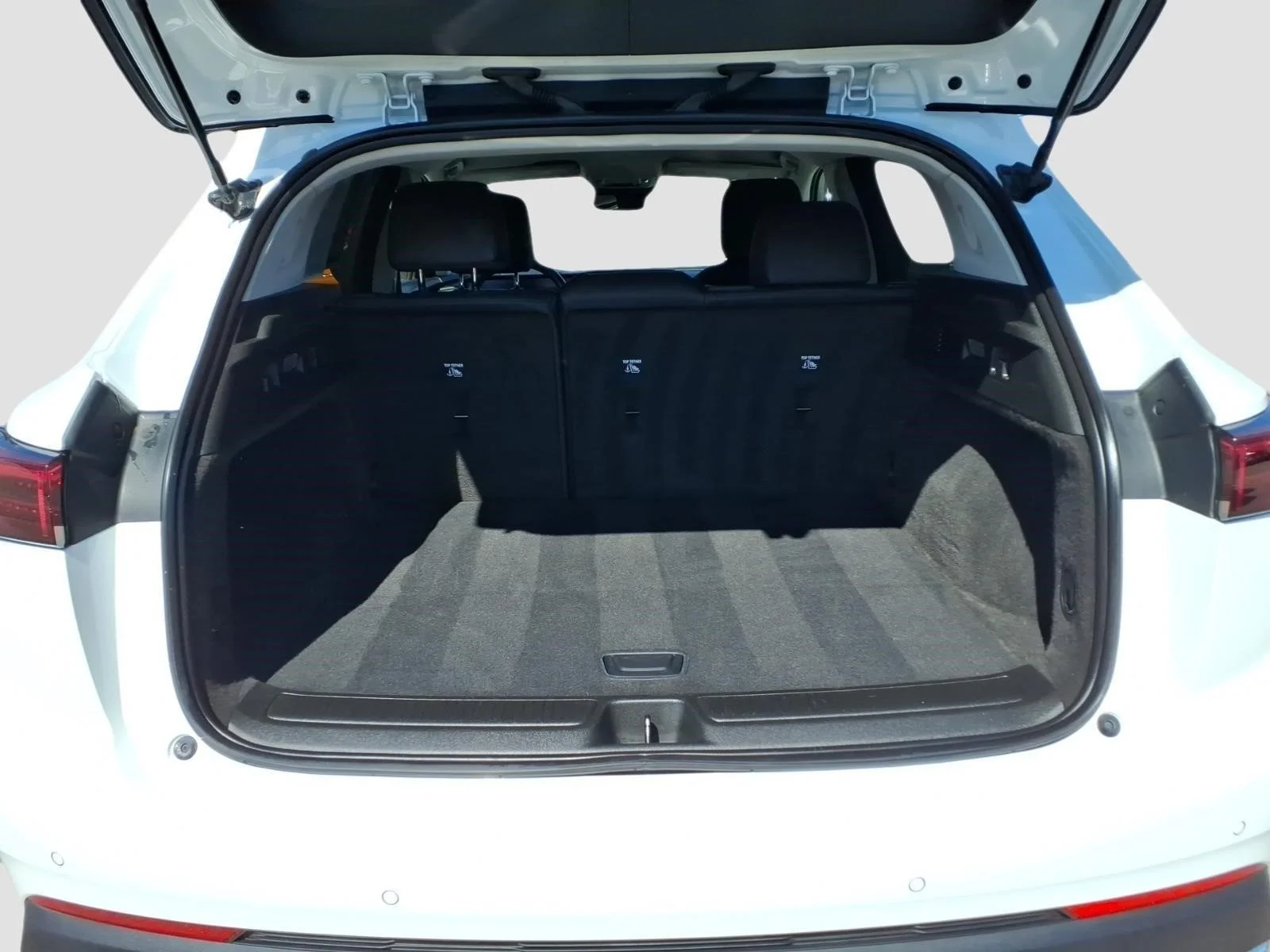 Used 2024 Summit White Gaz Buick Preferred image 15
