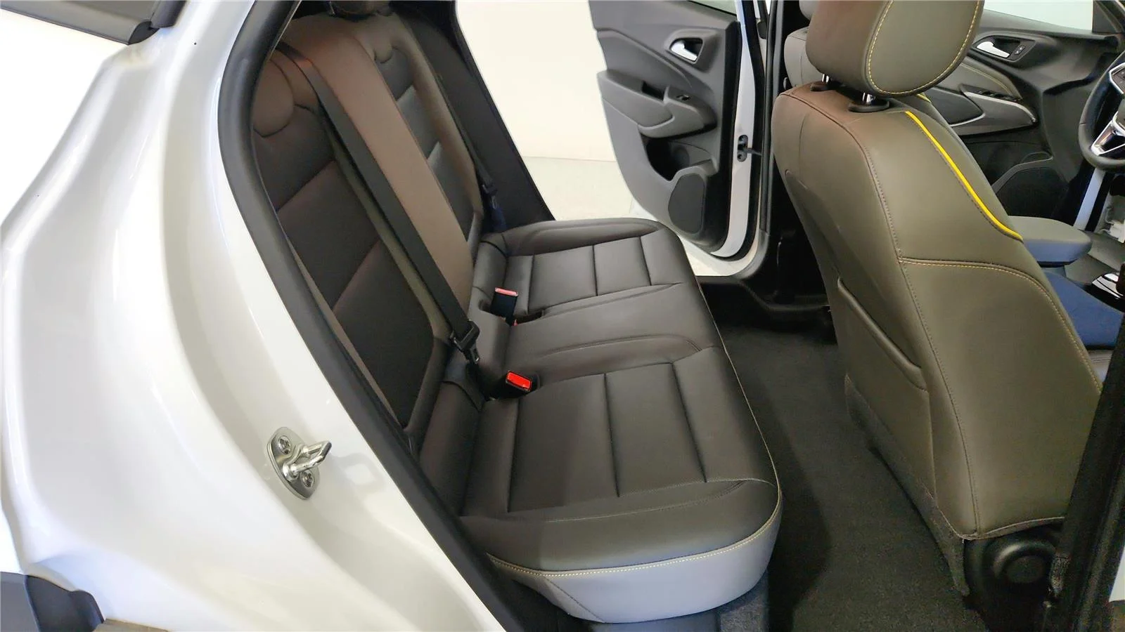 Used 2025 Summit White Chevrolet ACTIV image 37
