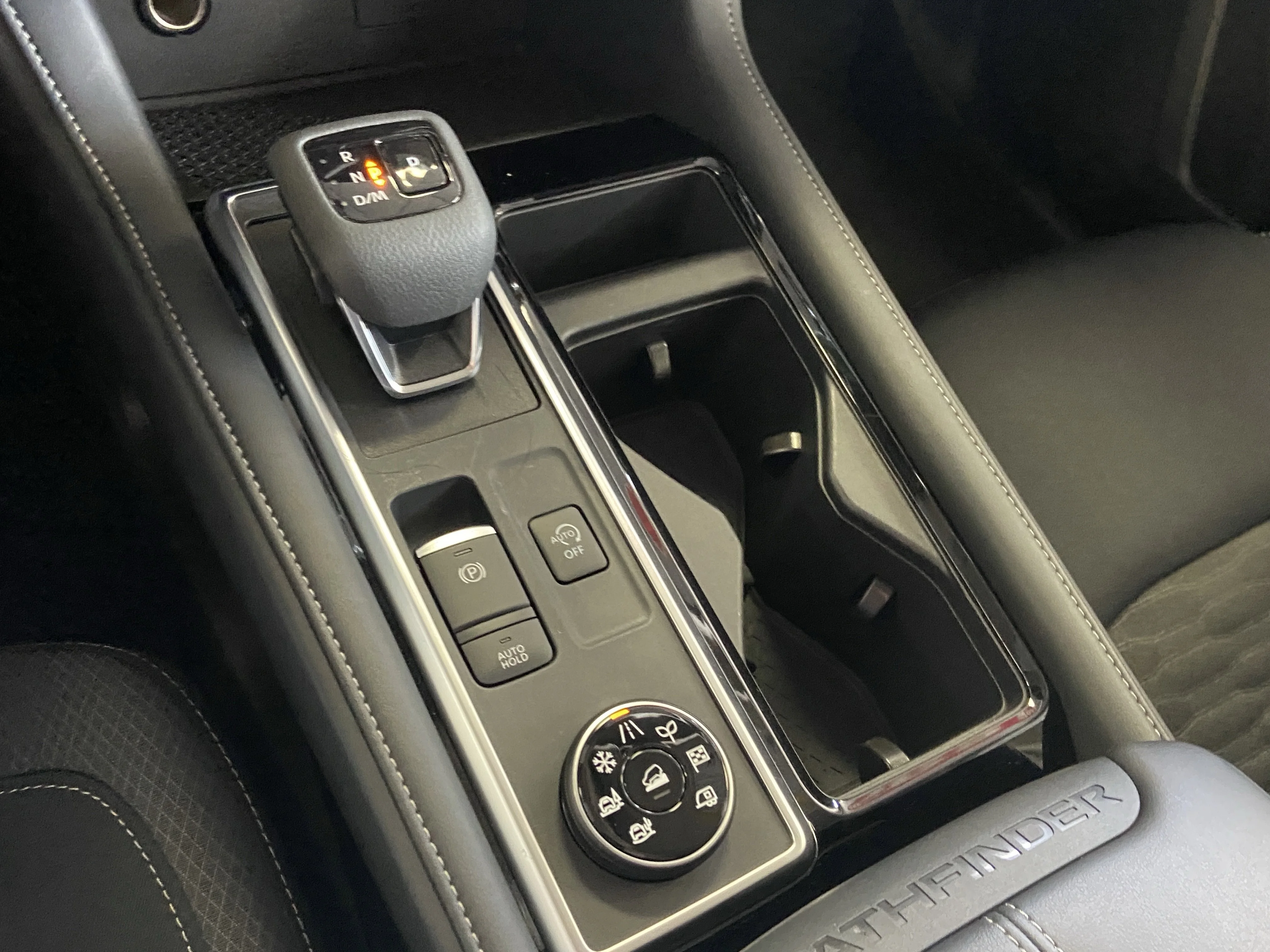 2025 Nissan Pathfinder SV - Photo 22
