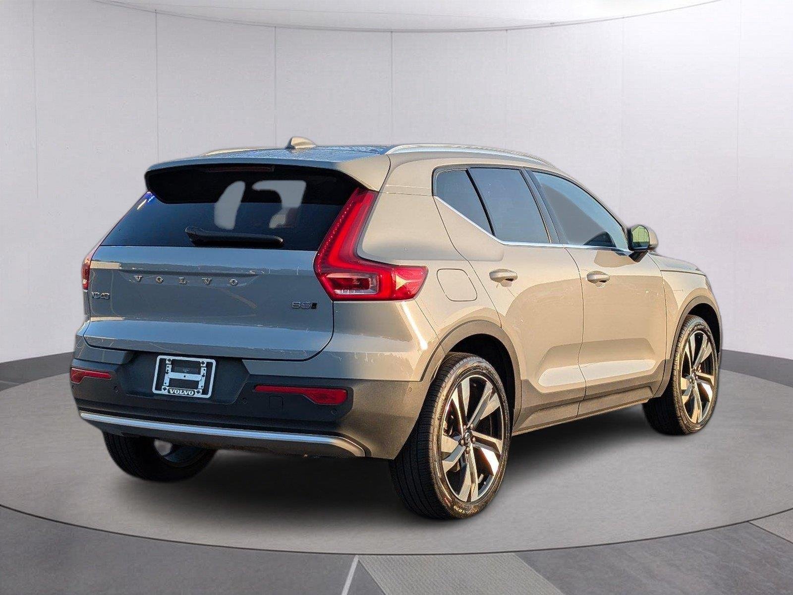 Used 2024 Vapor Grey Metallic Volvo Plus Bright Theme image 7