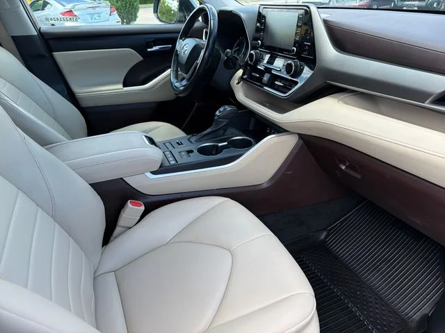 Used 2022  Toyota XLE image 24