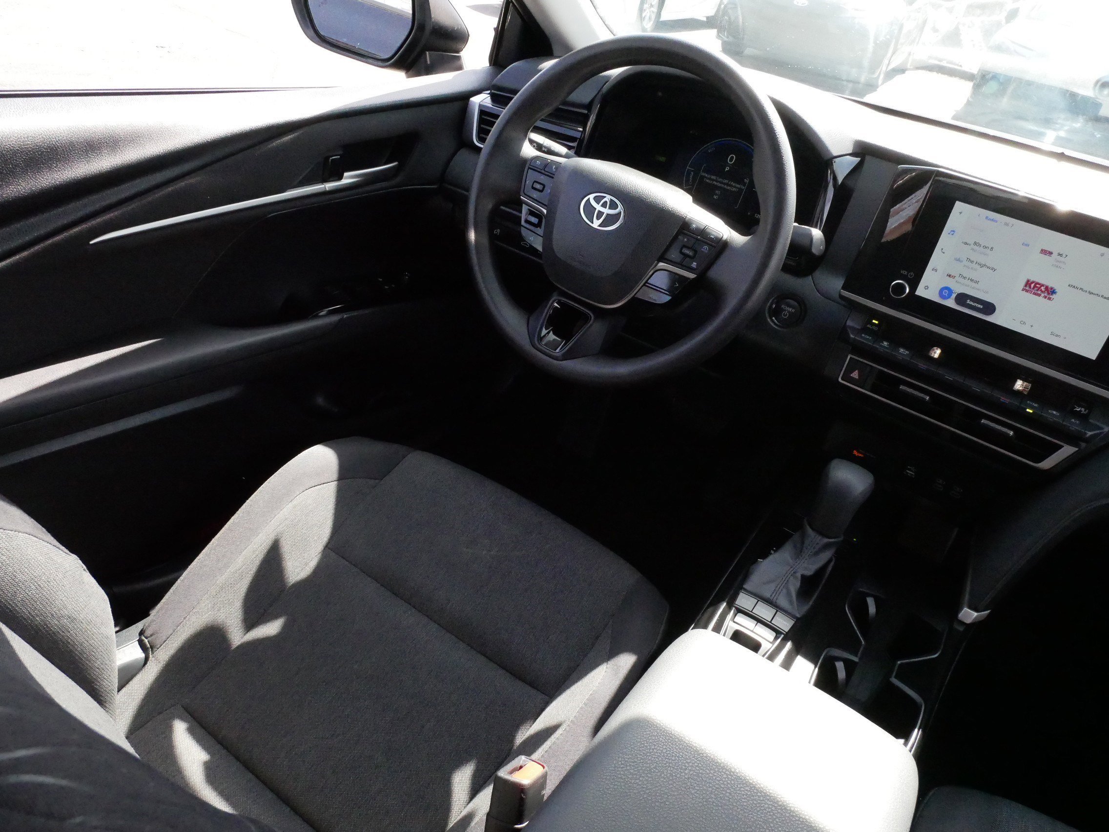 2025 Toyota Camry LE - Photo 28