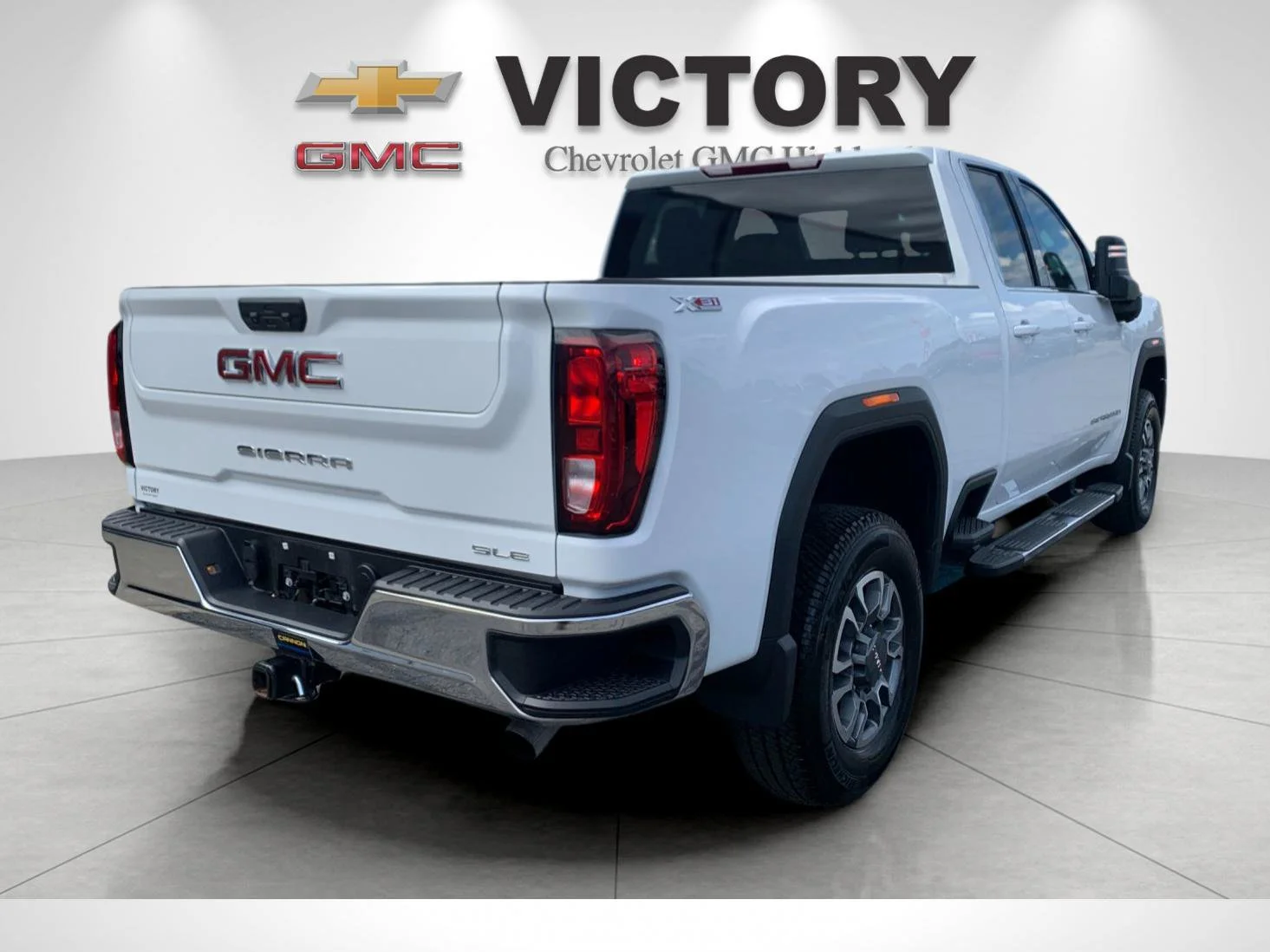 Used 2025 Summit White GMC SLE image 3
