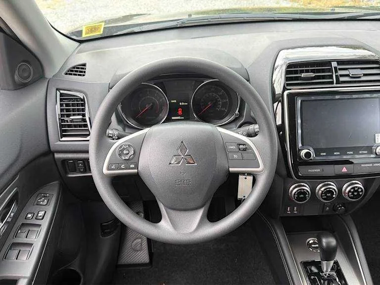 New 2027 Labrador Black Pearl Mitsubishi ES image 15
