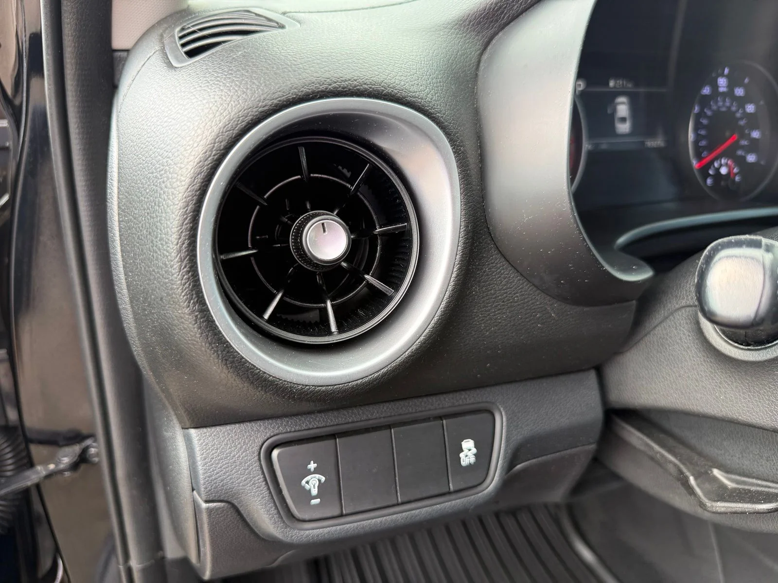 2023 Kia Forte LXS - Photo 13