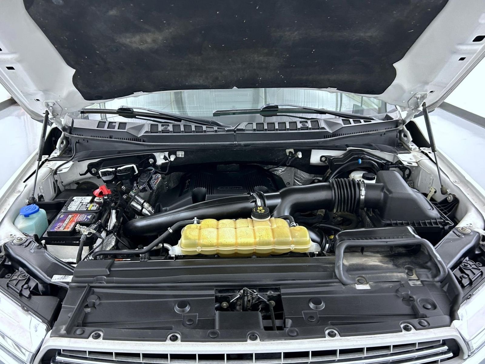 Used 2019 White Ford Lariat image 25