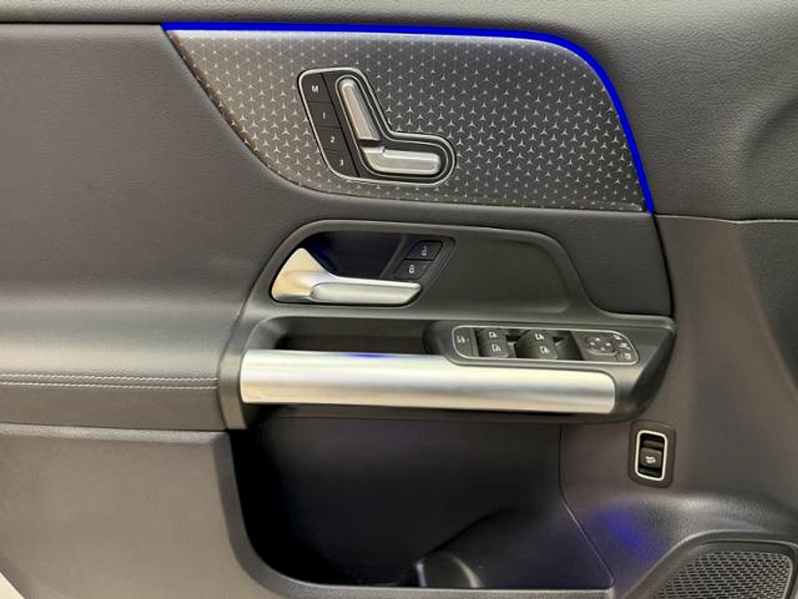 Used 2025 Cirrus Silver Metallic Mercedes-Benz 4MATIC® image 7