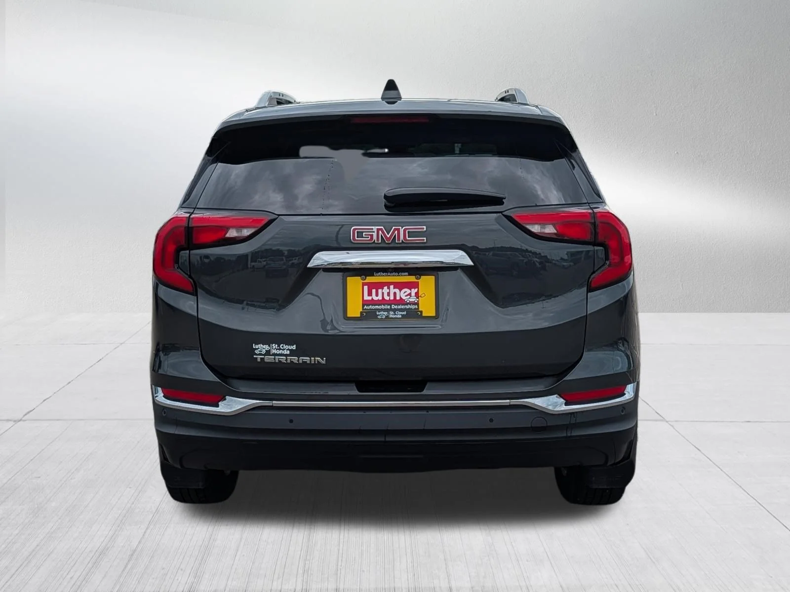 Used 2018 Graphite Gray Metallic GMC SLT image 6