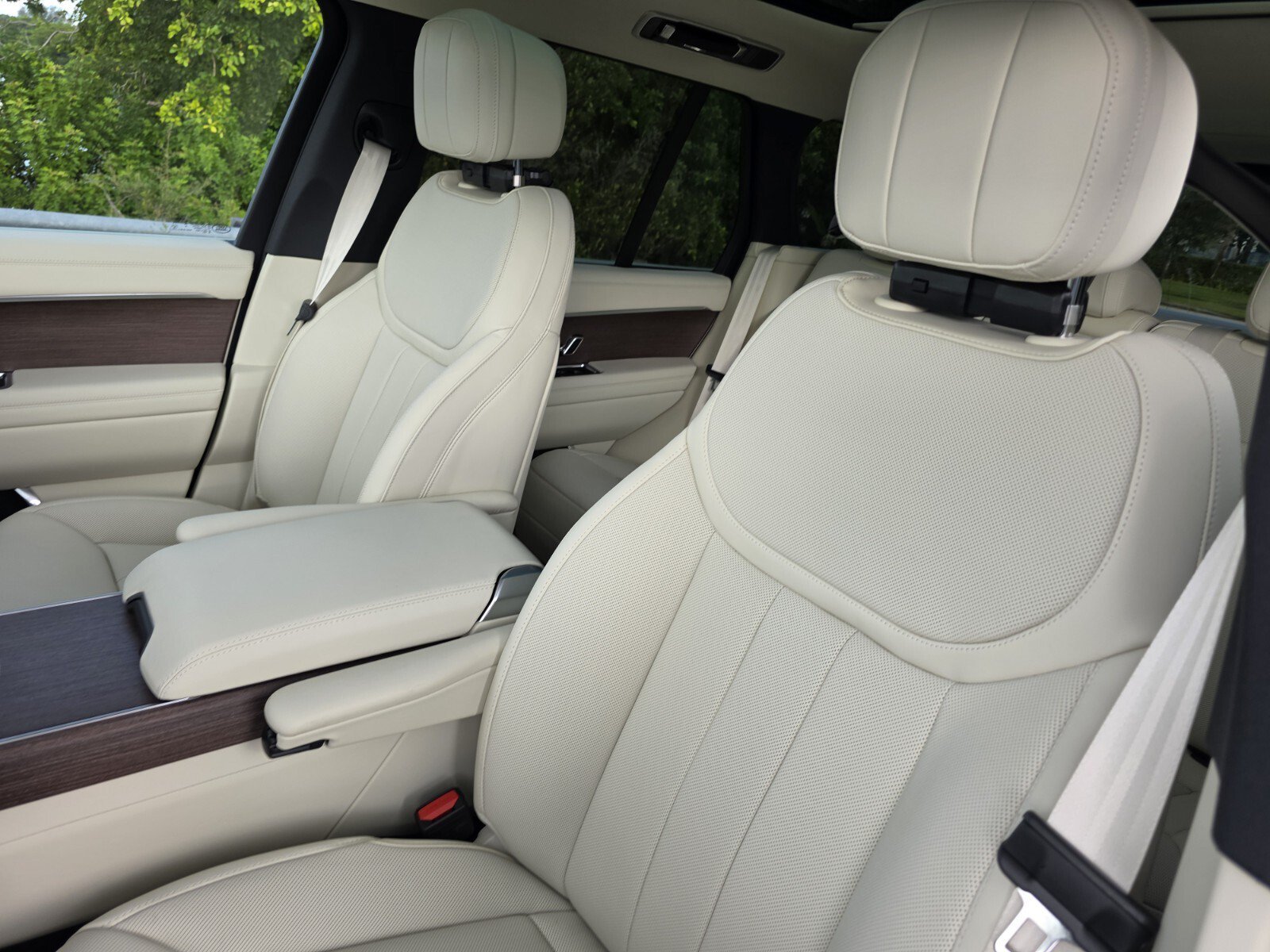 New 2027 Fuji White Land Rover P400 SE image 12