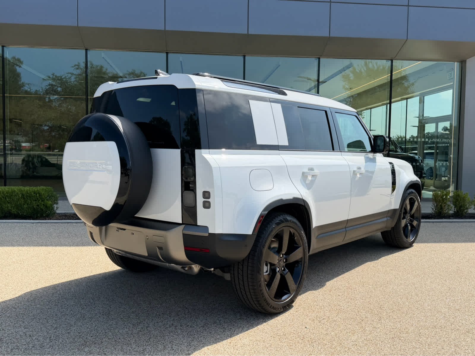 New 2026 Fuji White Land Rover S image 4