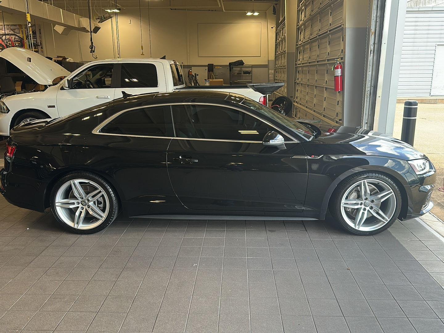 Used 2019 MYTHOS BLACK METALLIC AUDI PROGRESSIV image 2