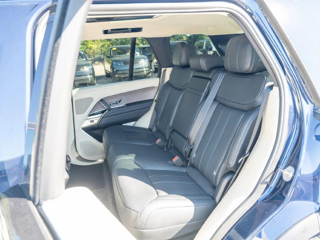 Used 2023 Blue Land Rover SE image 33