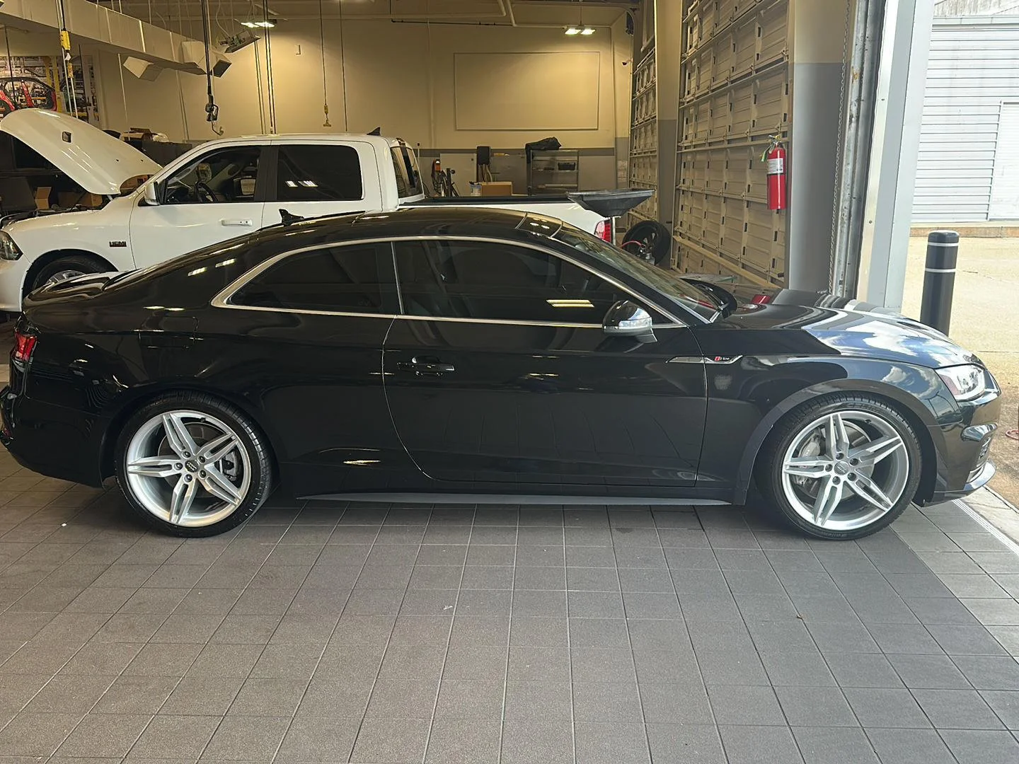 Used 2019 MYTHOS BLACK METALLIC AUDI PROGRESSIV image 2