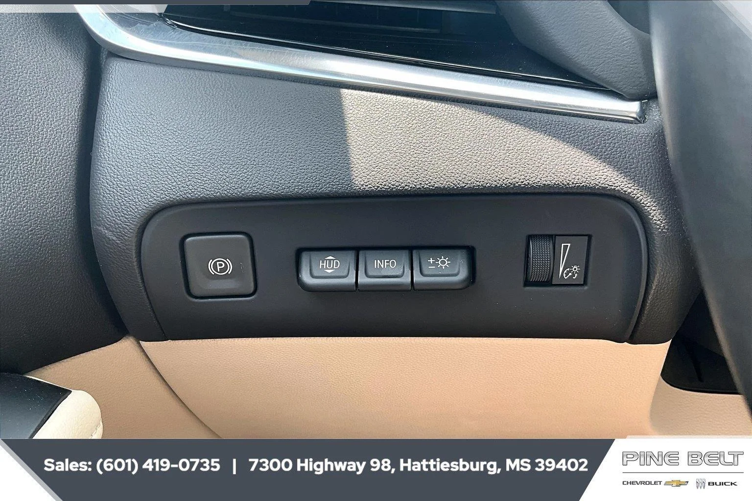 Used 2023 White Frost Tricoat Buick Avenir image 23