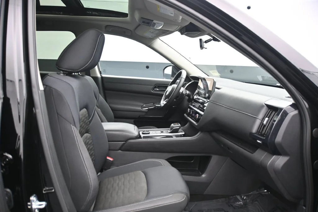 Used 2025 Super Black Nissan SV image 14