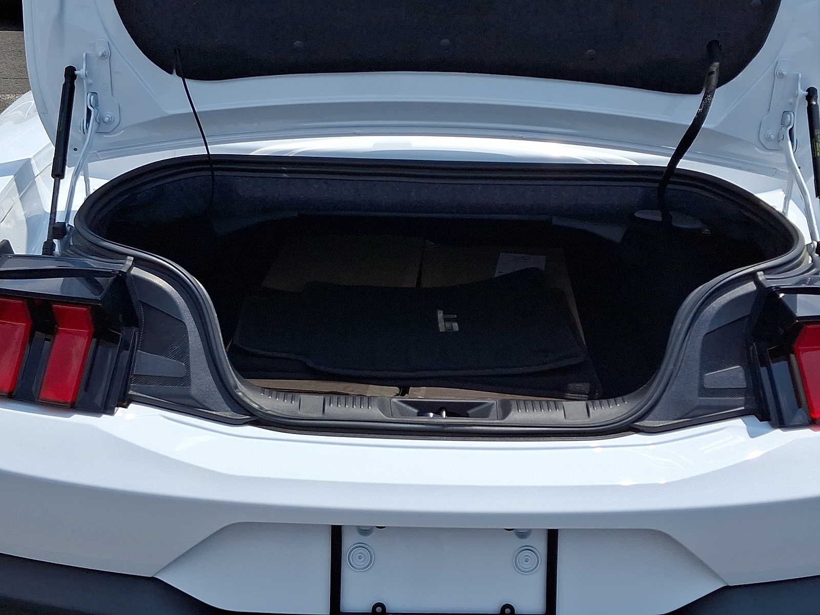 Used 2025 Oxford White Ford GT Premium image 27