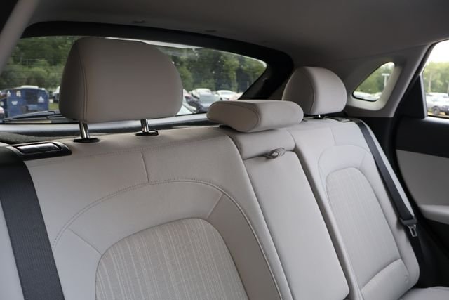 Used 2023 White Hyundai SEL image 17