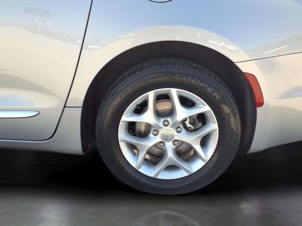 Used 2020 Silver Chrysler Limited image 26