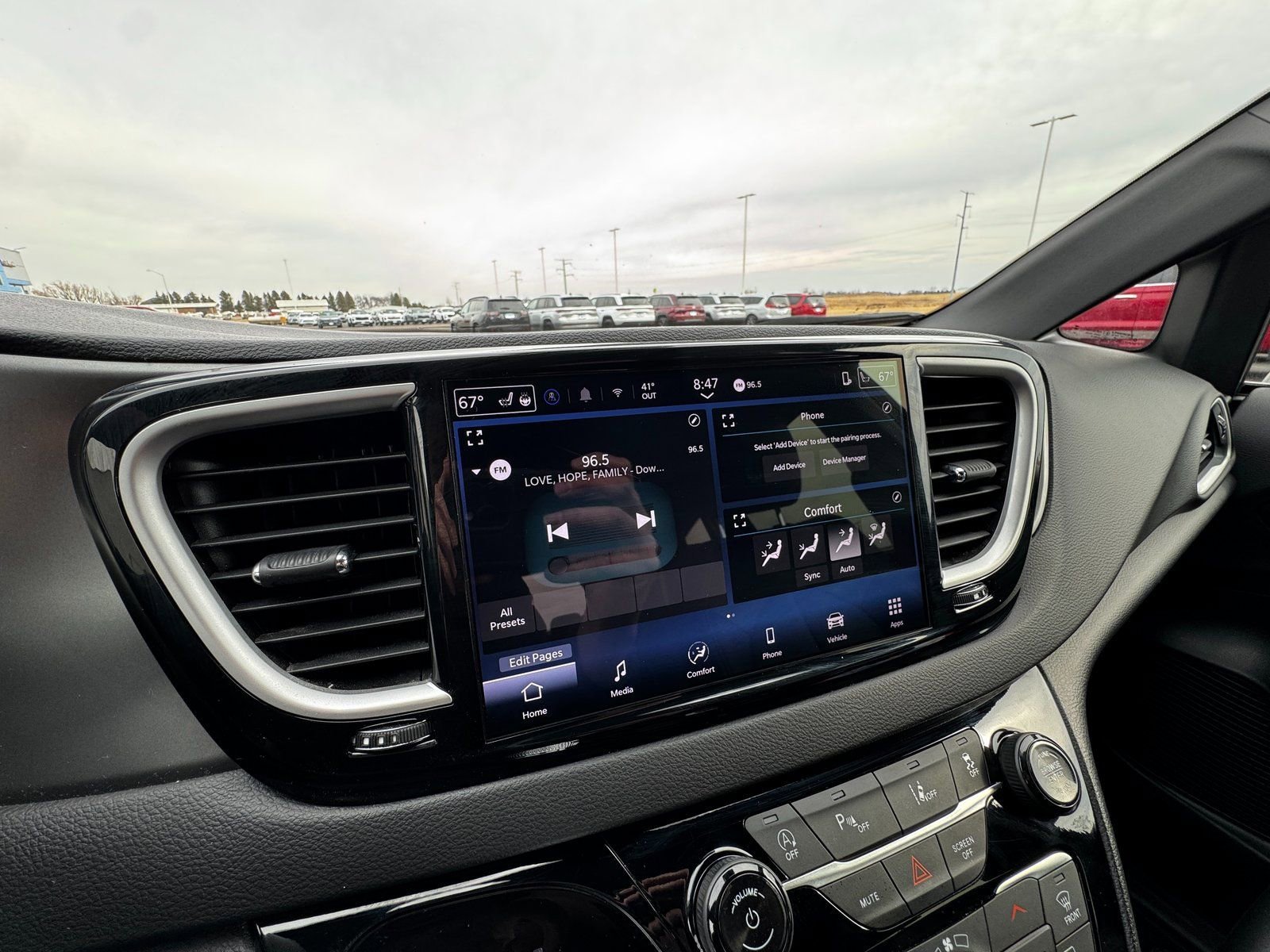 Used 2025  Chrysler Select image 18