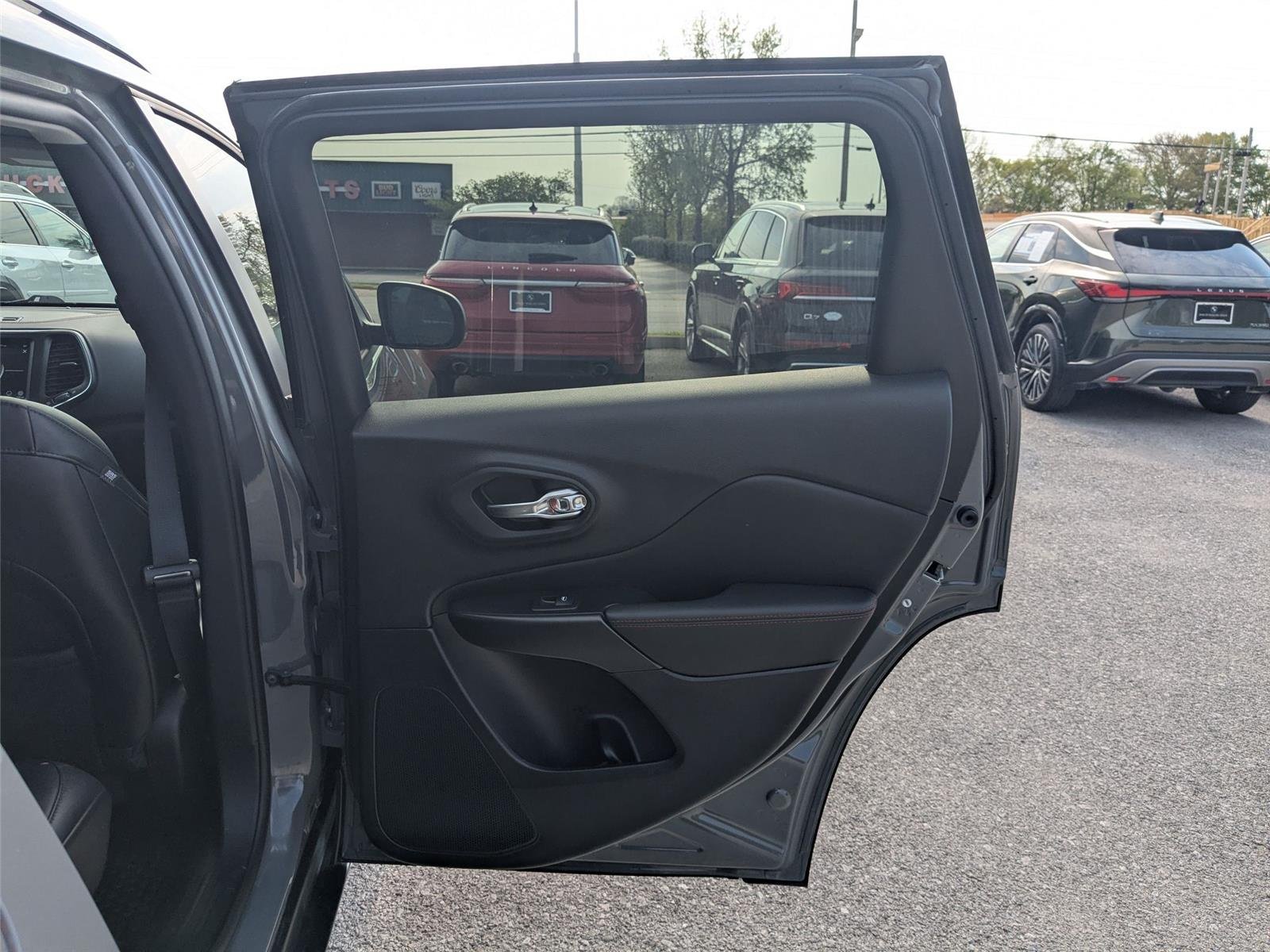 Used 2022 GRAY Jeep Trailhawk image 28