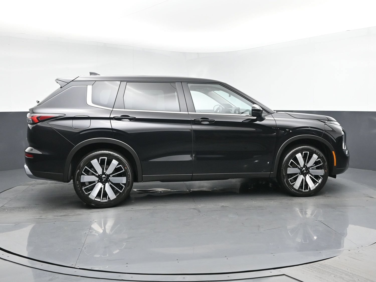 New 2026 Black Diamond Mitsubishi SE 1.5T 2WD image 3