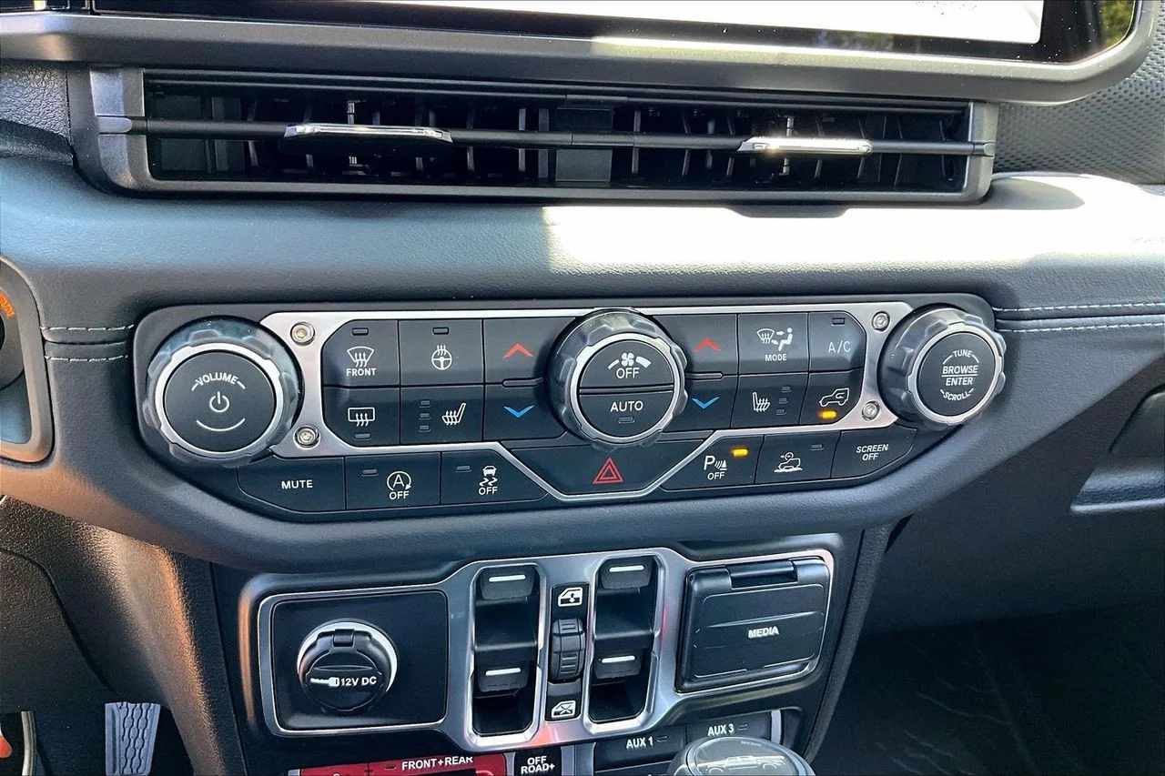 New 2026 Goldilocks Exterior Paint Jeep Rubicon X image 15