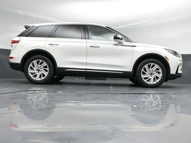 Used 2023 Pristine White Lincoln Standard image 39