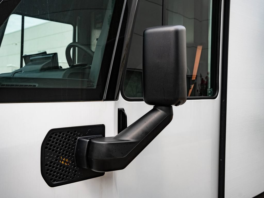 Used 2025 Oyster White Chevrolet 400 image 16