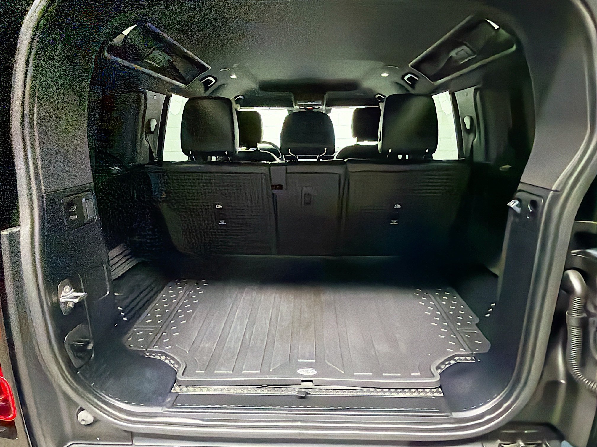 Used 2023 Tasman Blue Metallic Land Rover S image 12