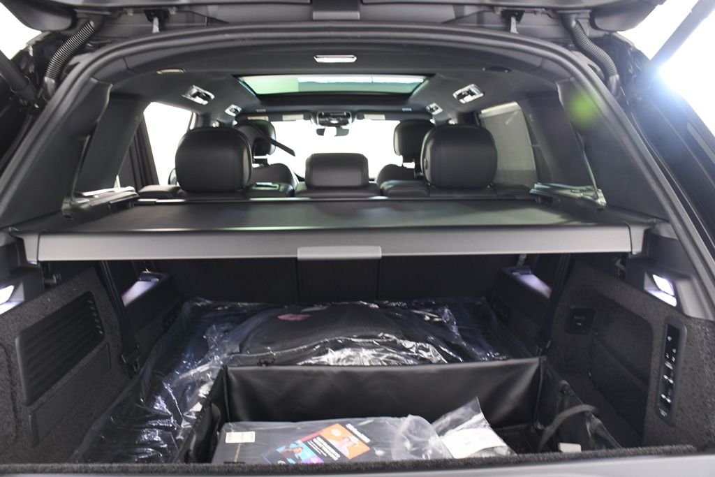 New 2026 Santorini Blk Land Rover SE image 23