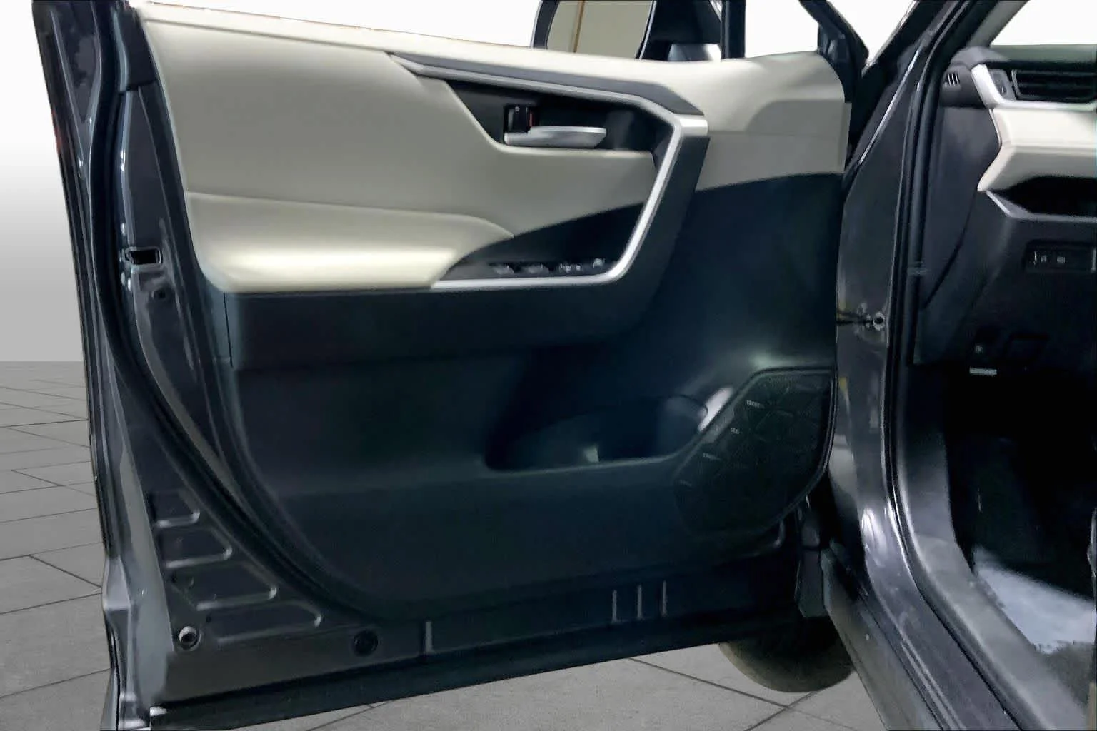 Used 2025 Magnetic Gray Metallic Toyota Hybrid XLE image 22