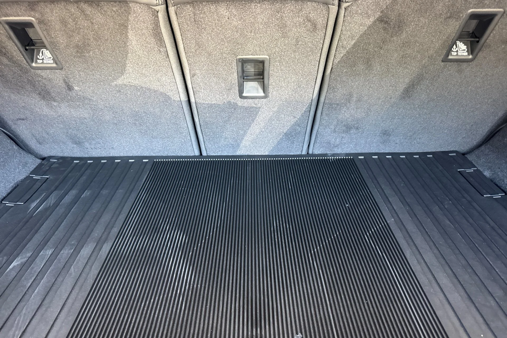 New 2026 SANTORINI BLACK Land Rover SE image 17