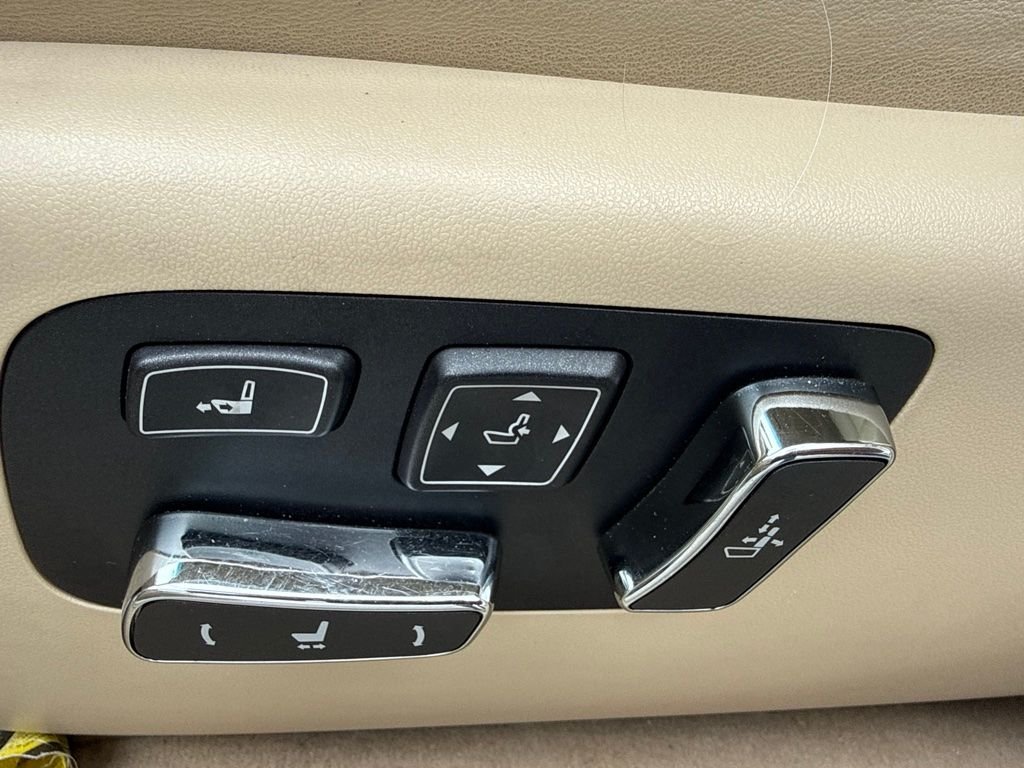Used 2014 White Lexus 460 image 14