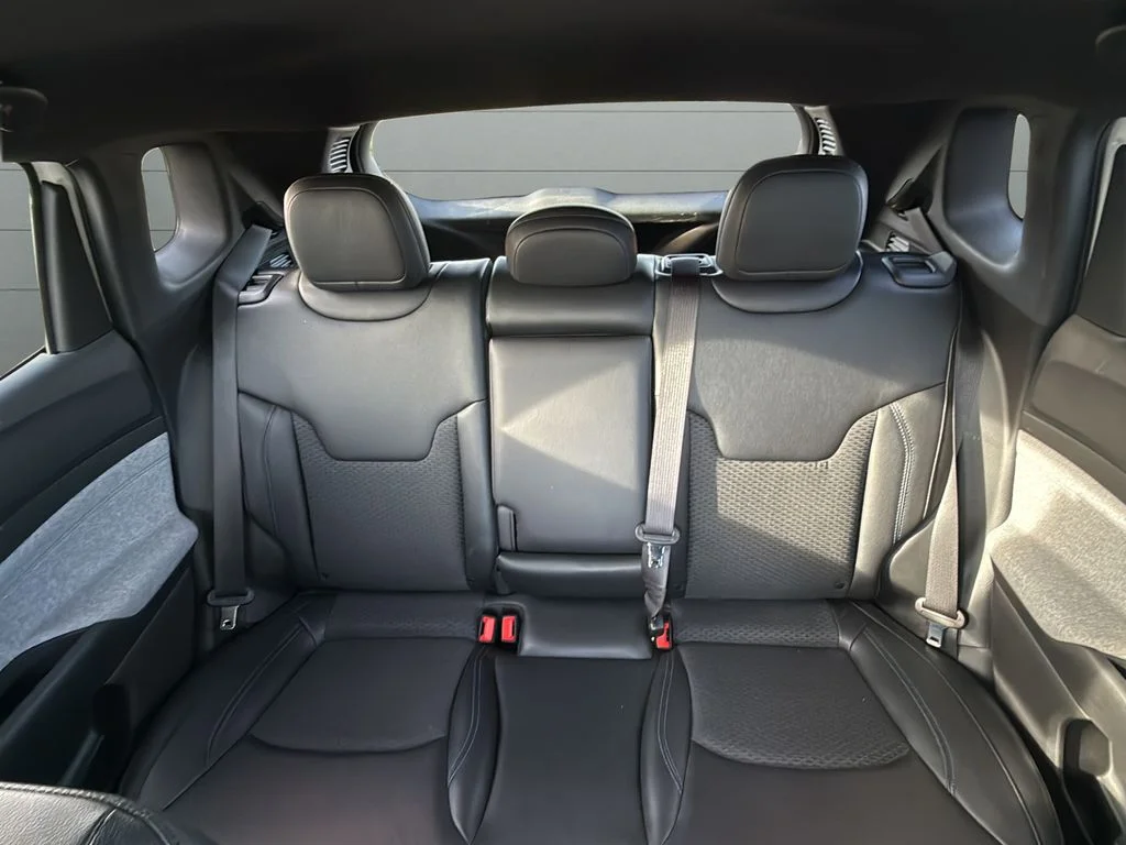 Used 2025 White/off-white Jeep Latitude image 29