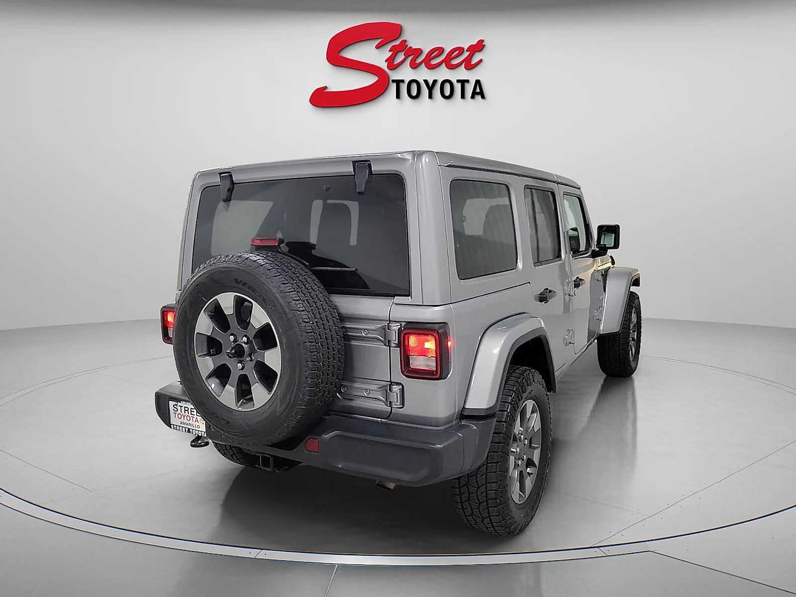 Used 2018 Billet Silver Metallic Clearcoat Jeep Sahara image 4