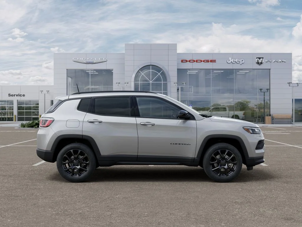 New 2026 Silver Zynith Metallic Clearcoat Jeep Latitude image 21