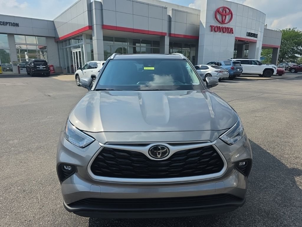 Used 2025  Toyota XLE image 3