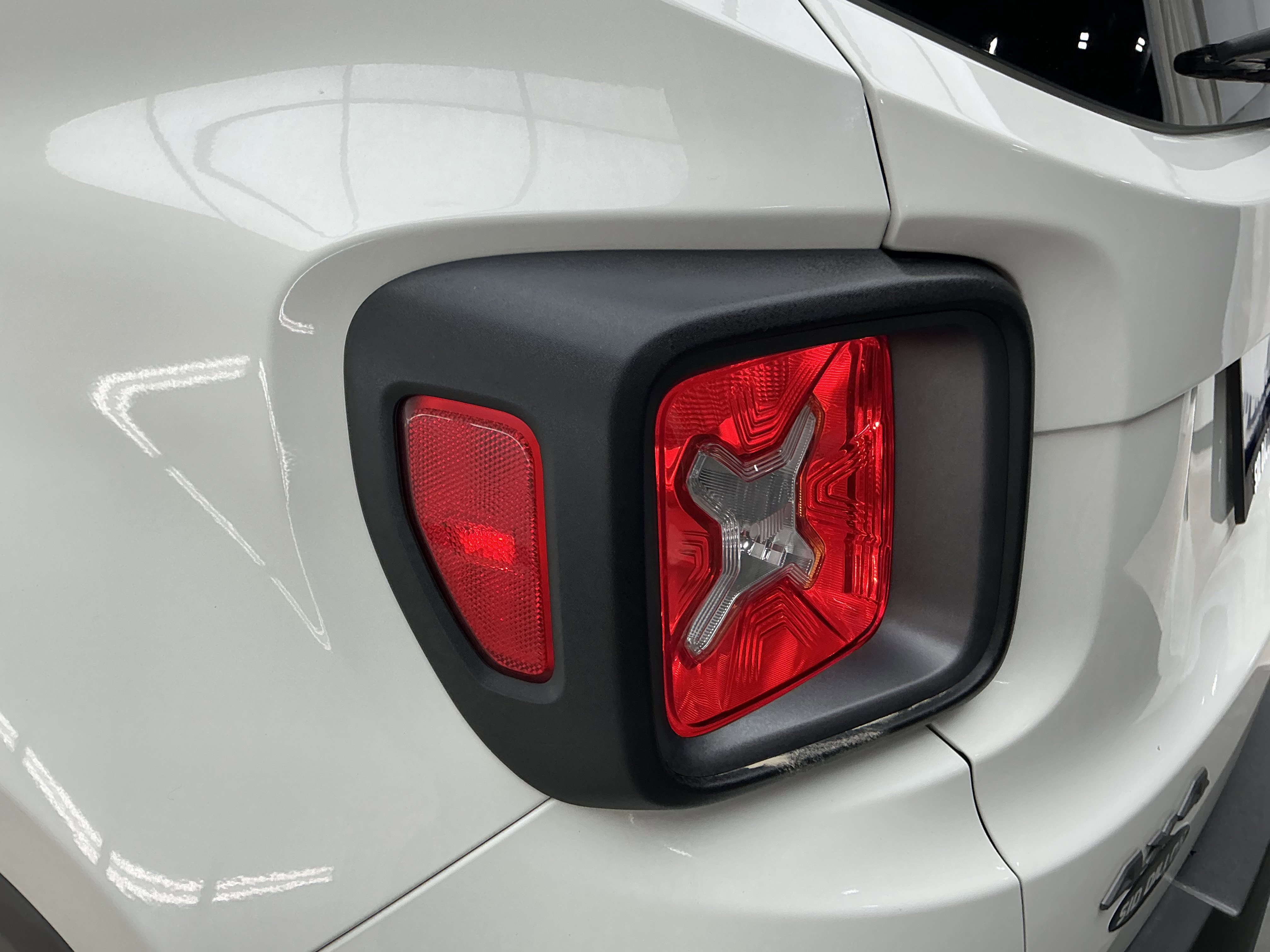 Used 2018 Alpine White Jeep Trailhawk image 22
