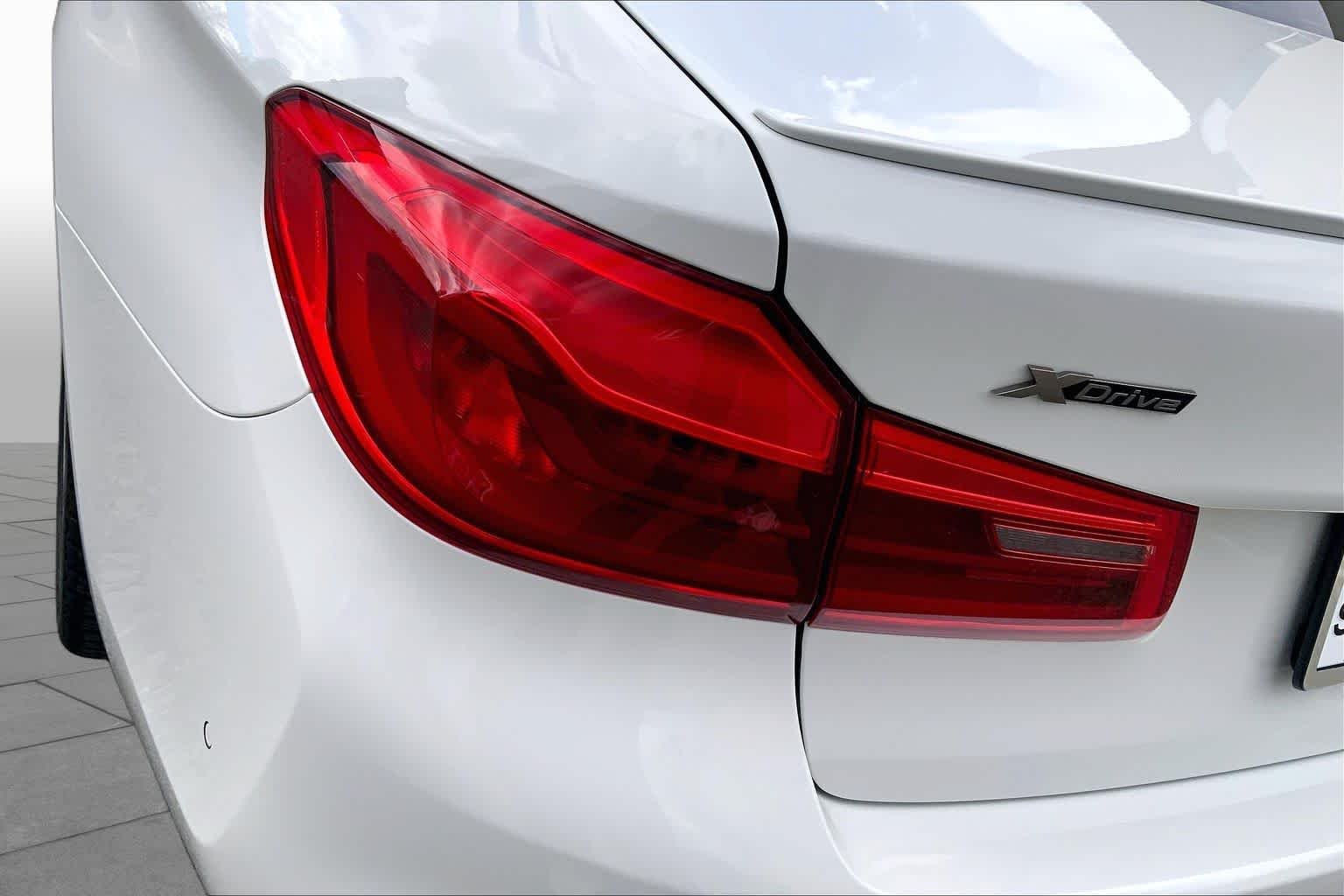 Used 2020 Alpine White BMW M550i xDrive image 28