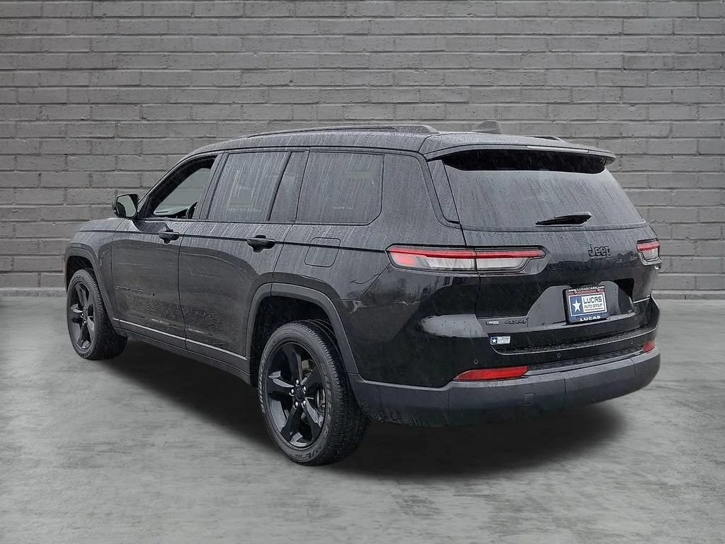 Used 2023 Diamond Black Crystal Pearlcoat Jeep Altitude image 8