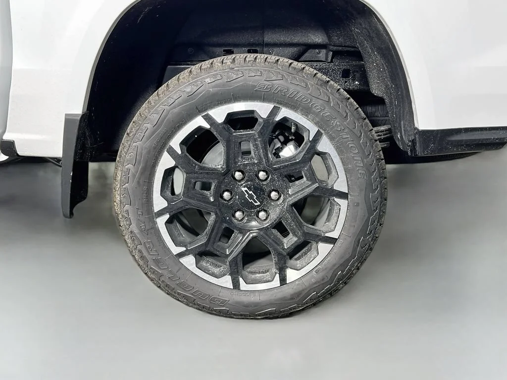 New 2026 Summit White Chevrolet Z71 image 32