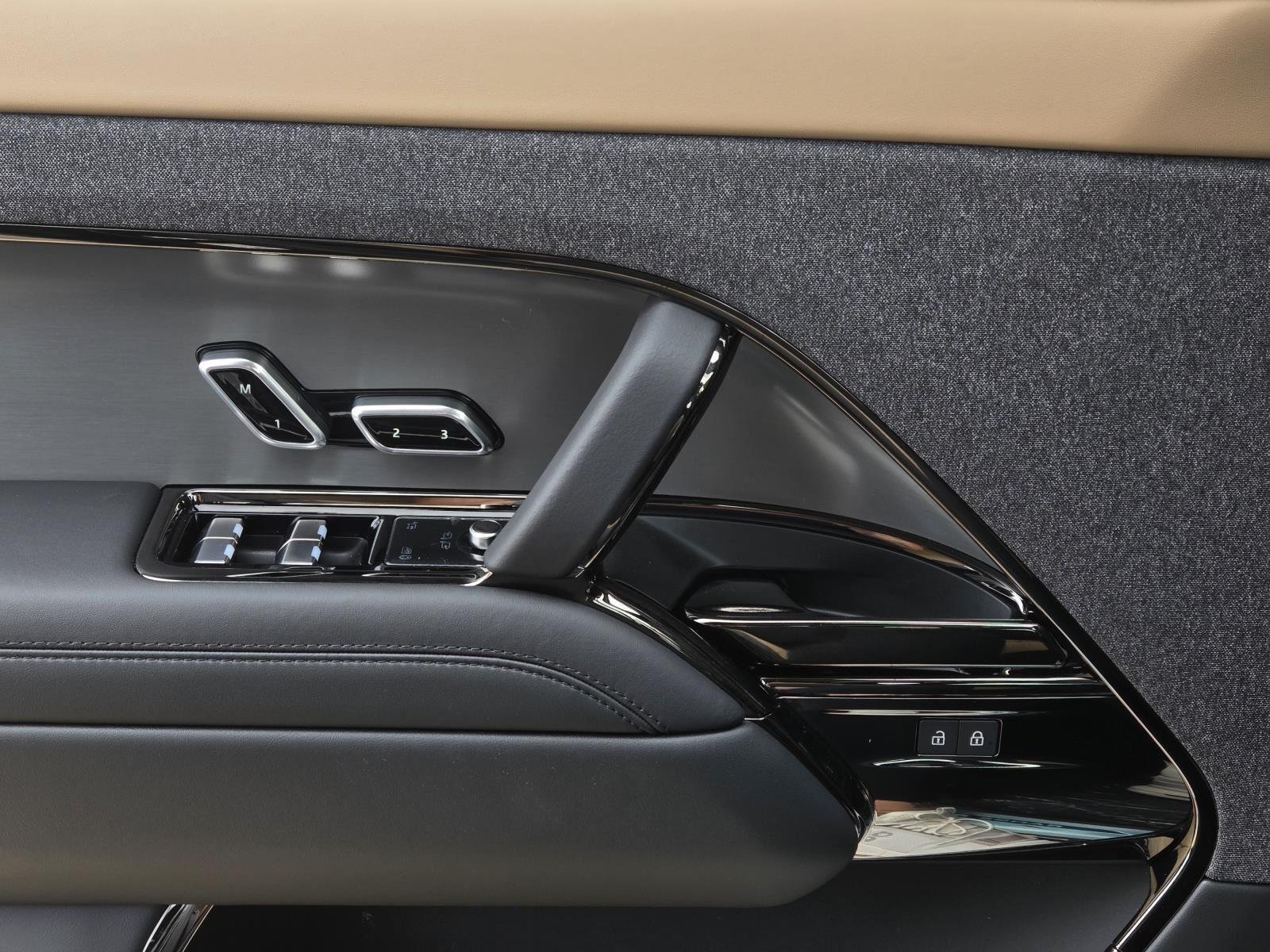 New 2026 Santorini Black Land Rover Dynamic SE image 29