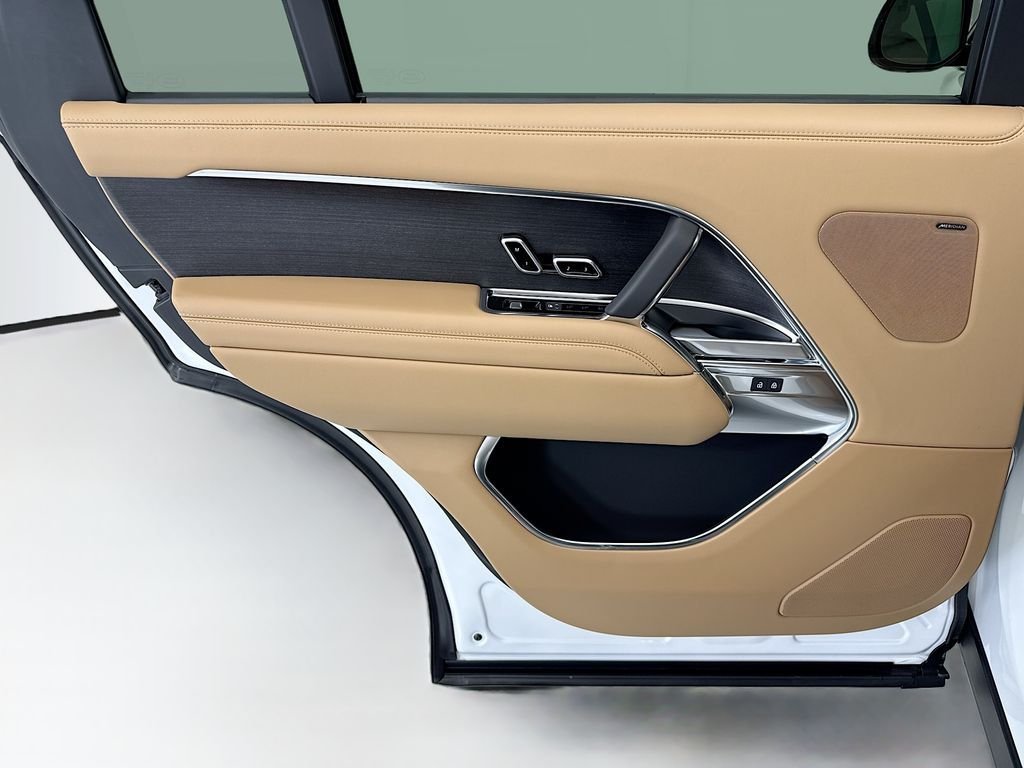 New 2026 Fuji White LAND ROVER SE 7 Seats image 25