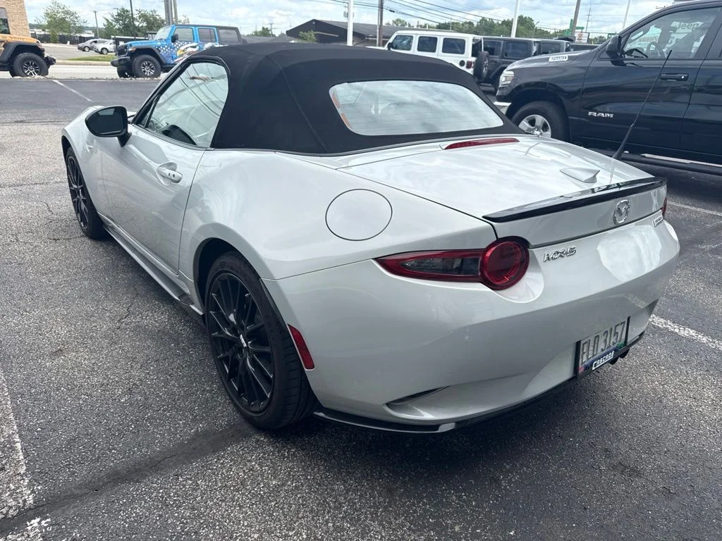 Used 2016 White Mazda Club image 11
