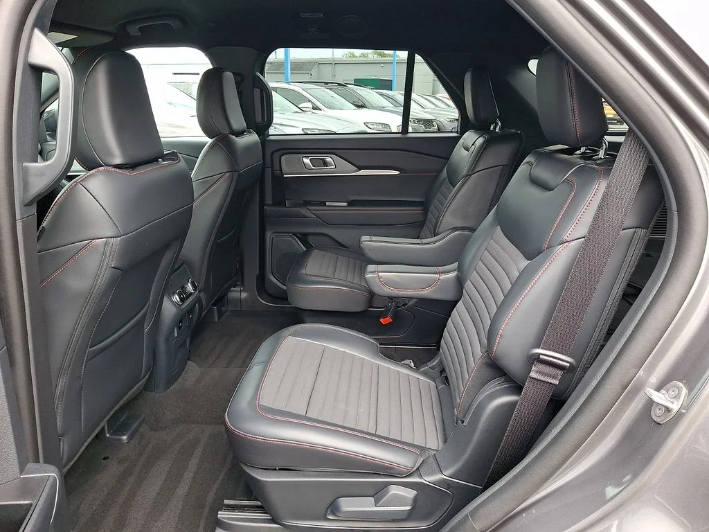 2026 Ford Explorer ST-Line - Photo 10
