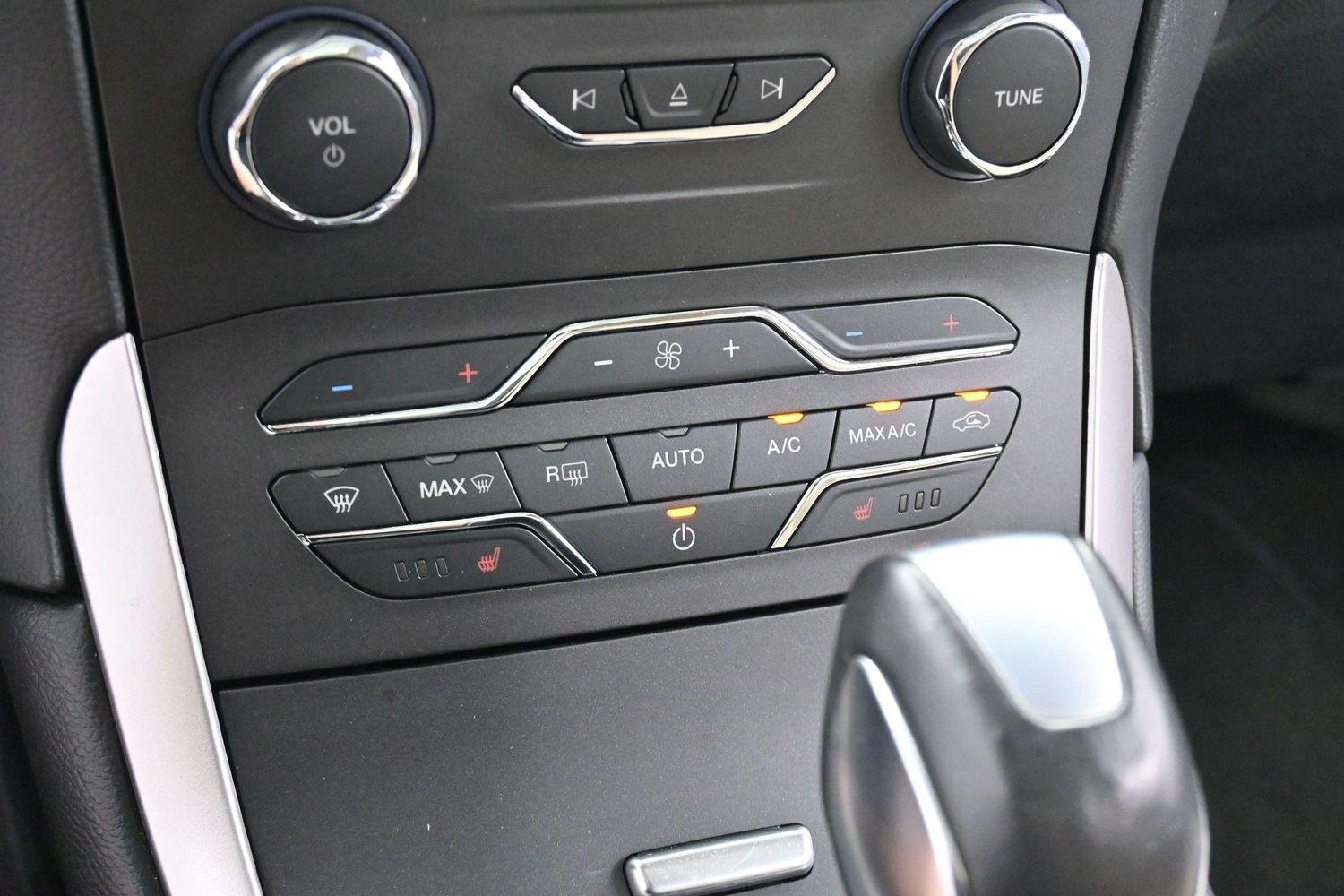 Used 2017 White Platinum Metallic Tri-Coat Ford SEL image 22