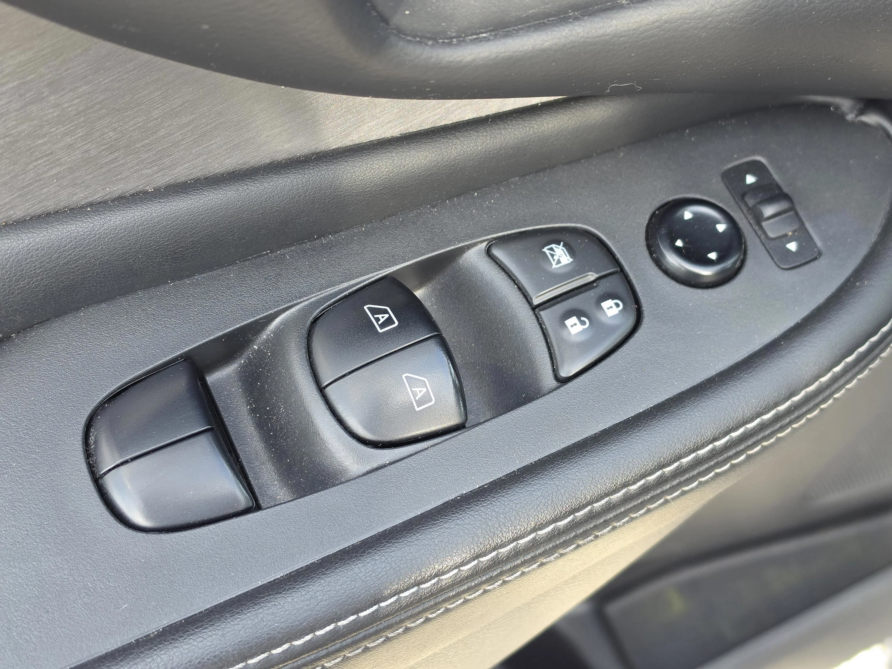 Used 2022 Brilliant Silver Metallic Nissan S image 22