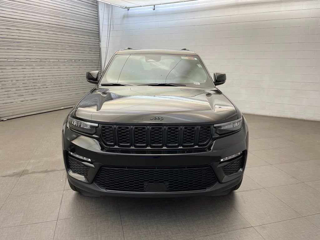 New 2025 Diamond Black Crystal Pearl-Coat Exterior Paint Jeep Limited image 6
