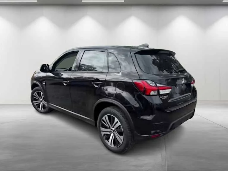 New 2027 Labrador Black Pearl Mitsubishi ES image 5